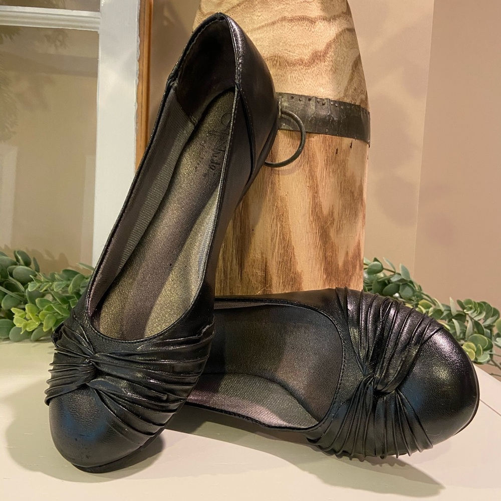 Life Stride Flats (size 8, Black)